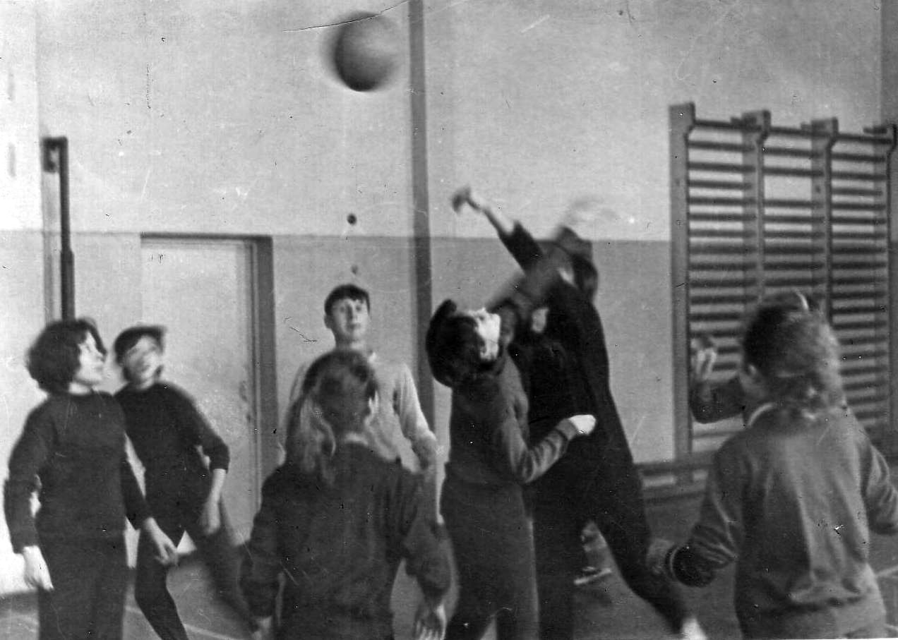 Школа 39 история. Фото детей в школьном спортивном зале играющих в волейбол.